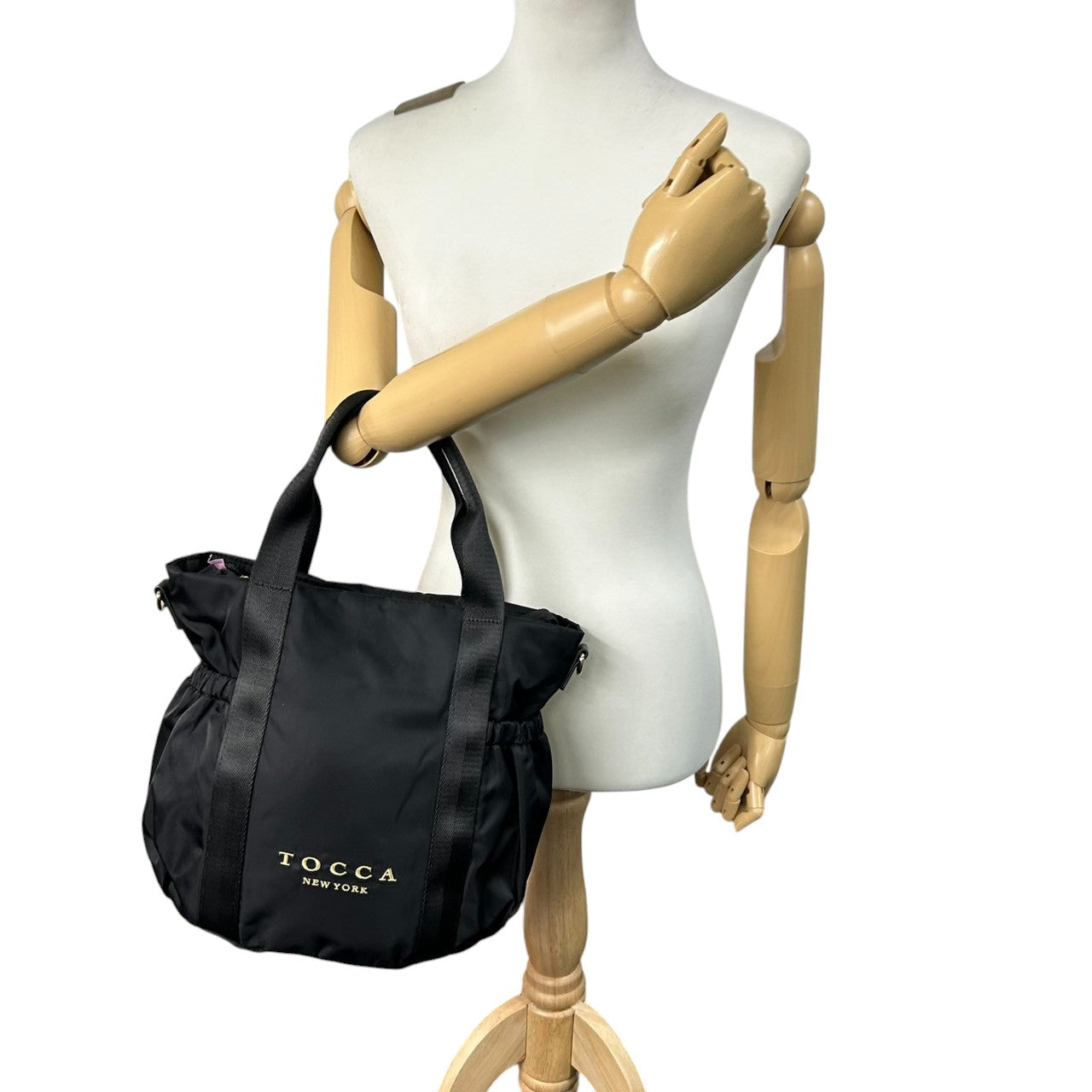 【未使用級】トッカ 2WAY トートバッグ ナイロン ブラック A4収納可 斜め掛け可 レディース ハンドバッグ ショルダーバッグ ロゴ マザーズバッグ 通勤 通学 軽量 エレガント フェミニン サイドギャザー 自立可 ゴールド金具 クリーニング済み s21