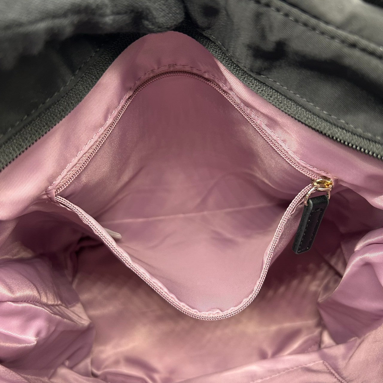 【未使用級】トッカ 2WAY トートバッグ ナイロン ブラック A4収納可 斜め掛け可 レディース ハンドバッグ ショルダーバッグ ロゴ マザーズバッグ 通勤 通学 軽量 エレガント フェミニン サイドギャザー 自立可 ゴールド金具 クリーニング済み s21