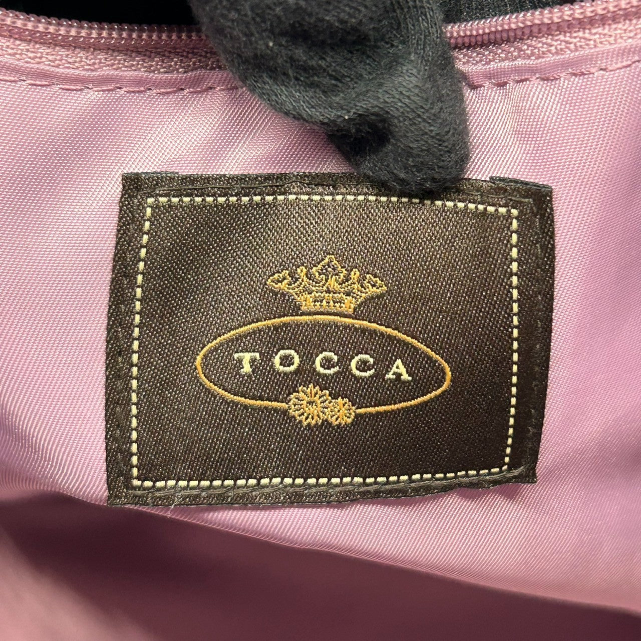 【未使用級】トッカ 2WAY トートバッグ ナイロン ブラック A4収納可 斜め掛け可 レディース ハンドバッグ ショルダーバッグ ロゴ マザーズバッグ 通勤 通学 軽量 エレガント フェミニン サイドギャザー 自立可 ゴールド金具 クリーニング済み s21