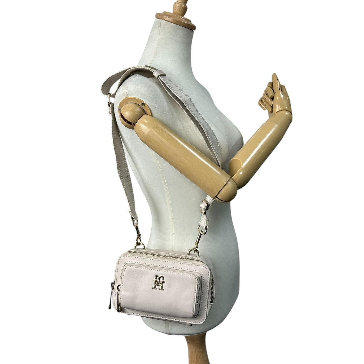 【美品】トミーヒルフィガー ショルダーバッグ レザー 本革 ホワイト THロゴ カメラバッグ ポシェット 斜め掛け可 レディース コンパクト ミニショルダー ゴールド金具 カジュアル スポーティー デイリーユース ワイドストラップ クリーニング済み s21