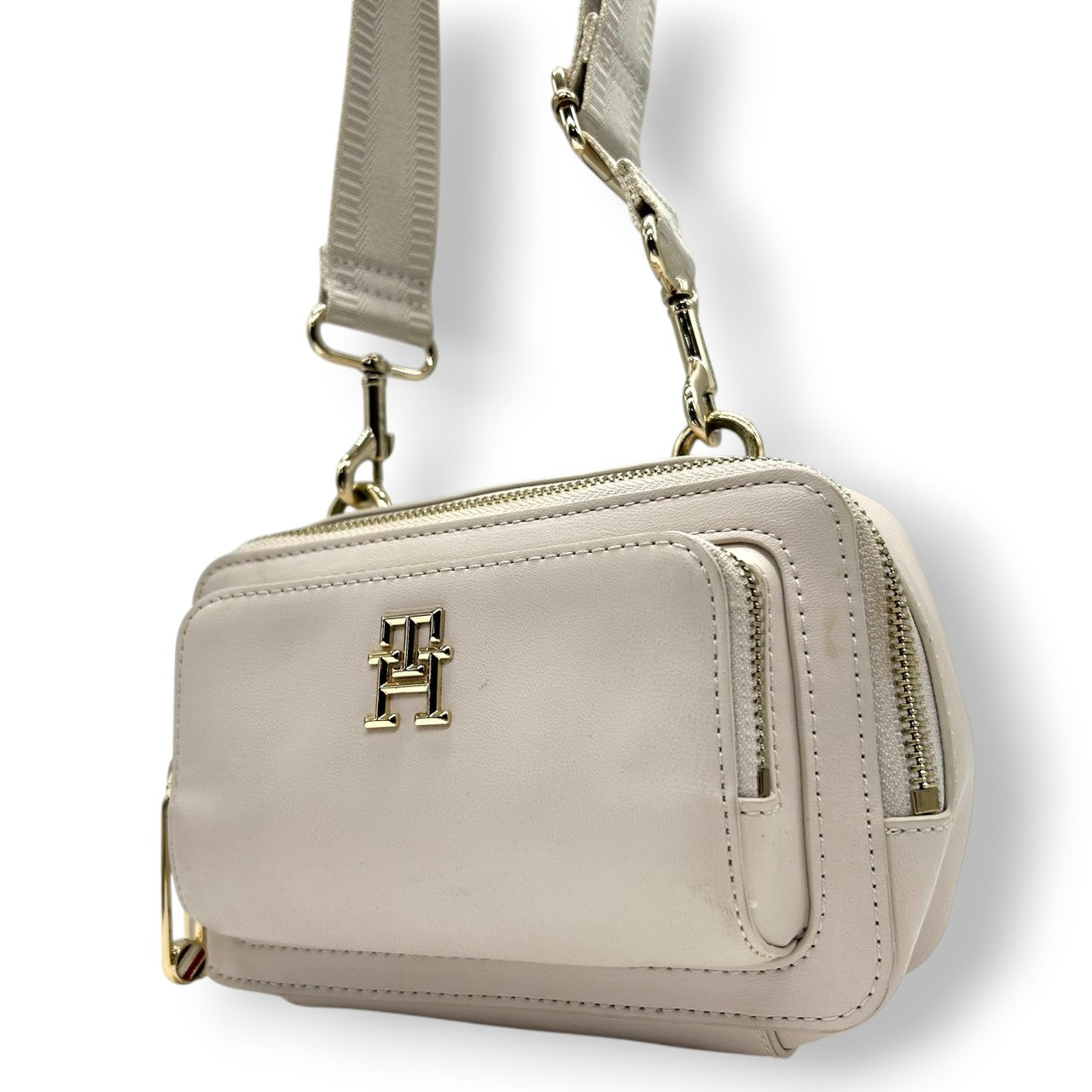 【美品】トミーヒルフィガー ショルダーバッグ レザー 本革 ホワイト THロゴ カメラバッグ ポシェット 斜め掛け可 レディース コンパクト ミニショルダー ゴールド金具 カジュアル スポーティー デイリーユース ワイドストラップ クリーニング済み s21