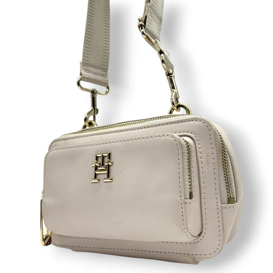 【美品】トミーヒルフィガー ショルダーバッグ レザー 本革 ホワイト THロゴ カメラバッグ ポシェット 斜め掛け可 レディース コンパクト ミニショルダー ゴールド金具 カジュアル スポーティー デイリーユース ワイドストラップ クリーニング済み s21