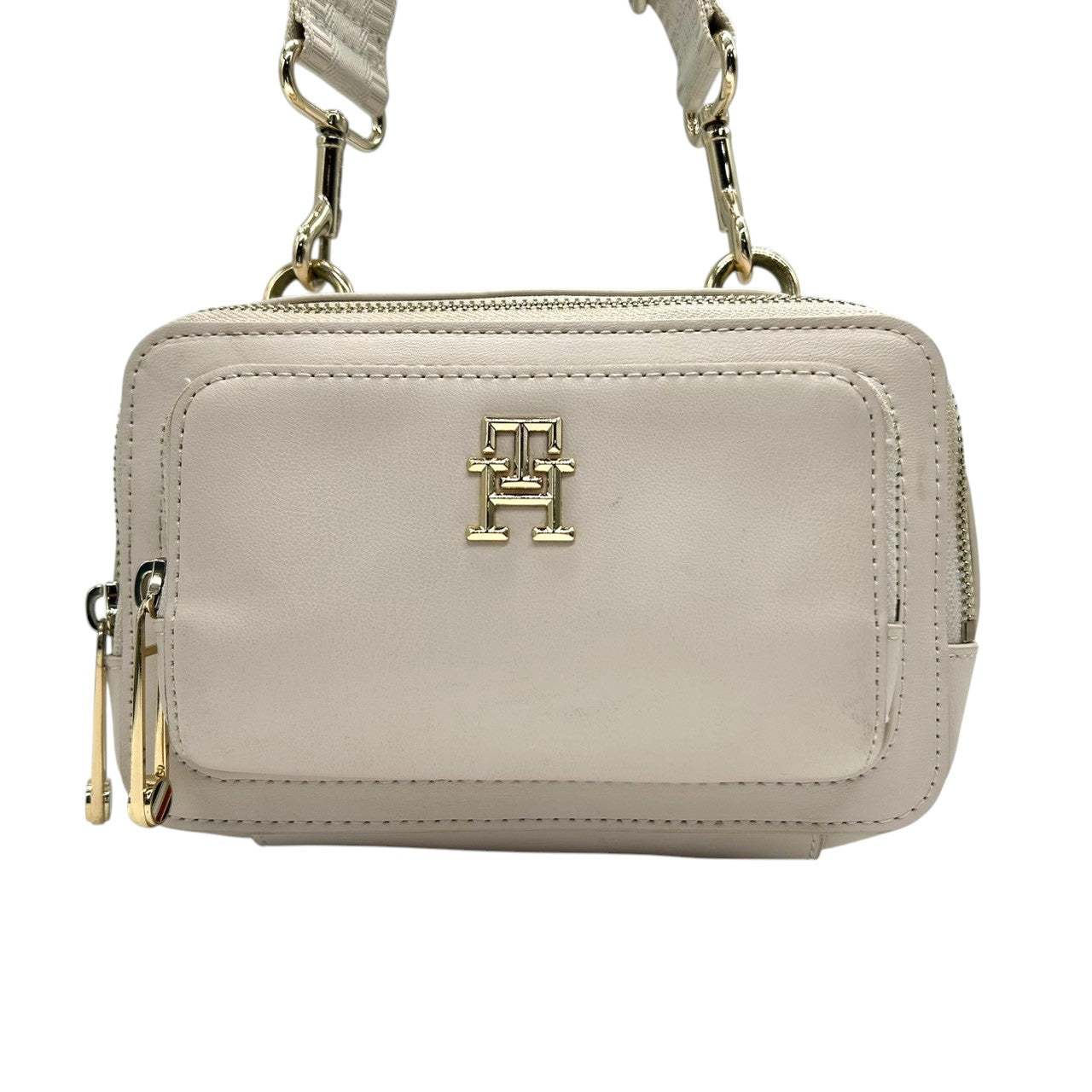 【美品】トミーヒルフィガー ショルダーバッグ レザー 本革 ホワイト THロゴ カメラバッグ ポシェット 斜め掛け可 レディース コンパクト ミニショルダー ゴールド金具 カジュアル スポーティー デイリーユース ワイドストラップ クリーニング済み s21