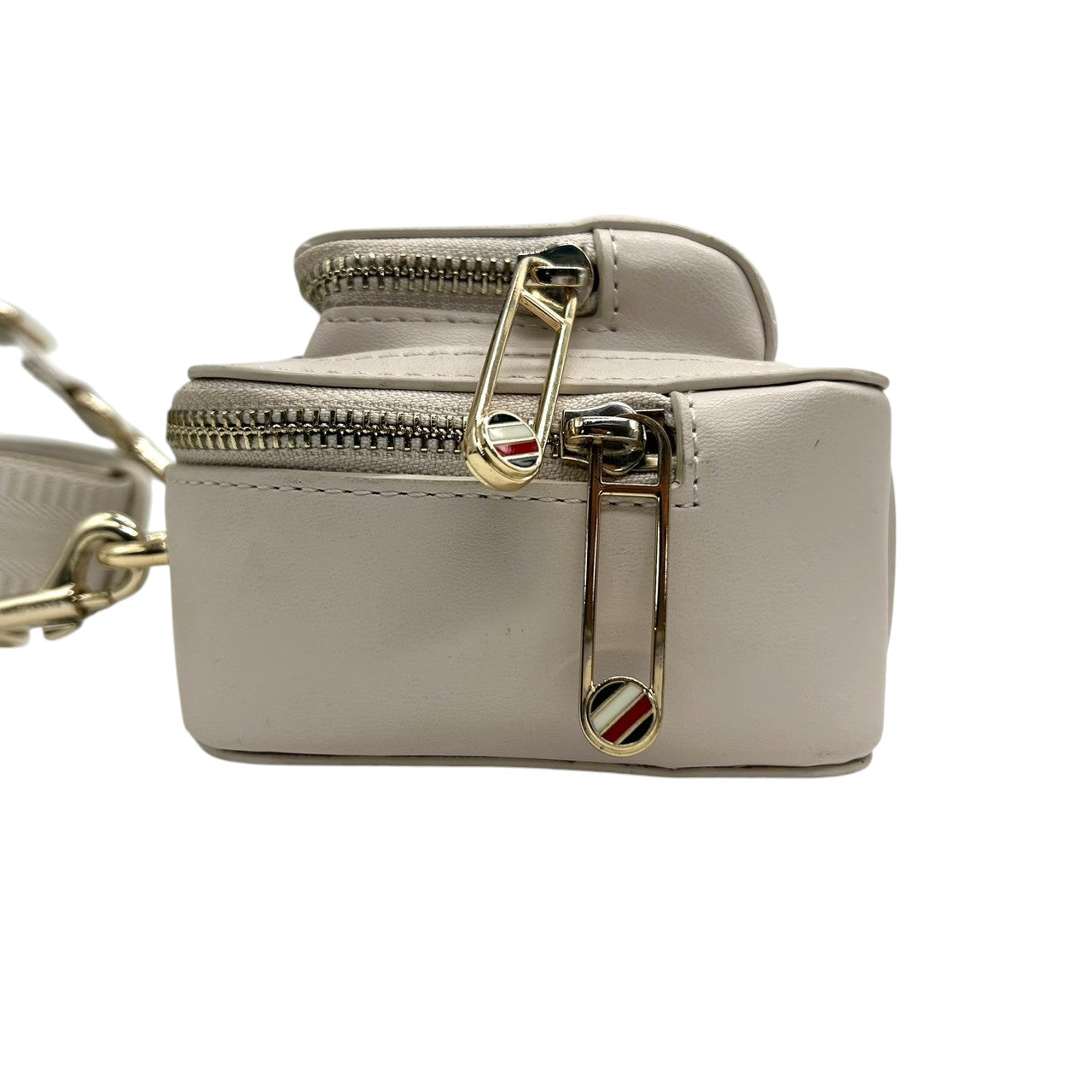 【美品】トミーヒルフィガー ショルダーバッグ レザー 本革 ホワイト THロゴ カメラバッグ ポシェット 斜め掛け可 レディース コンパクト ミニショルダー ゴールド金具 カジュアル スポーティー デイリーユース ワイドストラップ クリーニング済み s21