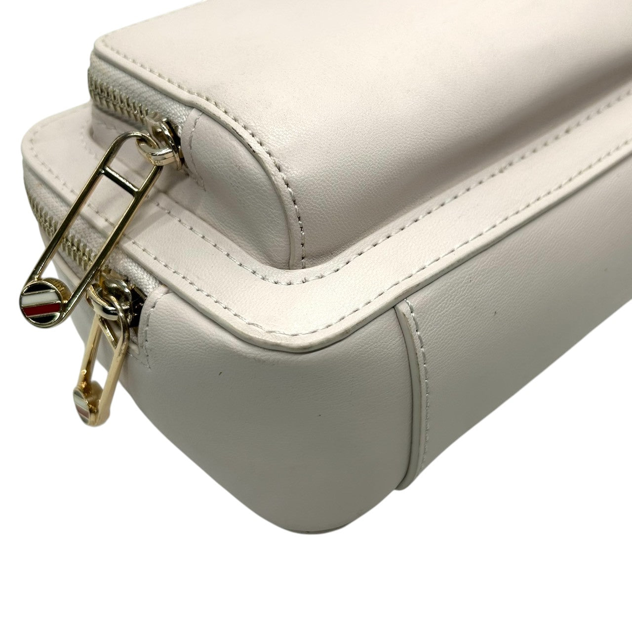 【美品】トミーヒルフィガー ショルダーバッグ レザー 本革 ホワイト THロゴ カメラバッグ ポシェット 斜め掛け可 レディース コンパクト ミニショルダー ゴールド金具 カジュアル スポーティー デイリーユース ワイドストラップ クリーニング済み s21