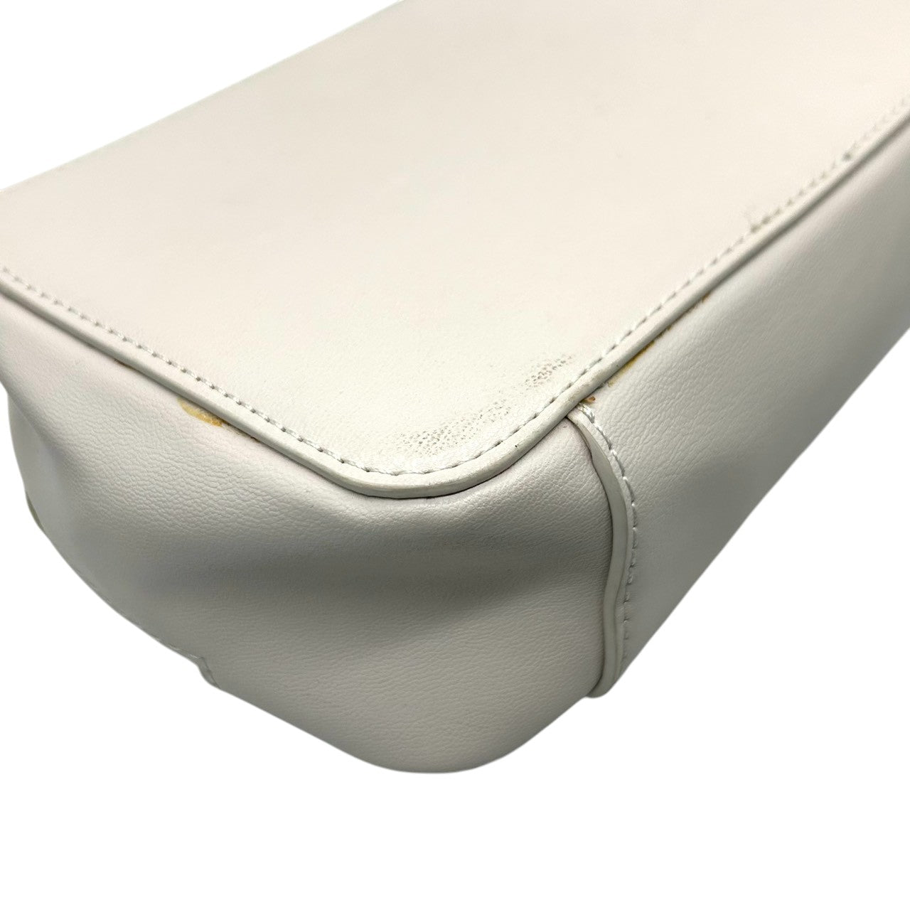 【美品】トミーヒルフィガー ショルダーバッグ レザー 本革 ホワイト THロゴ カメラバッグ ポシェット 斜め掛け可 レディース コンパクト ミニショルダー ゴールド金具 カジュアル スポーティー デイリーユース ワイドストラップ クリーニング済み s21