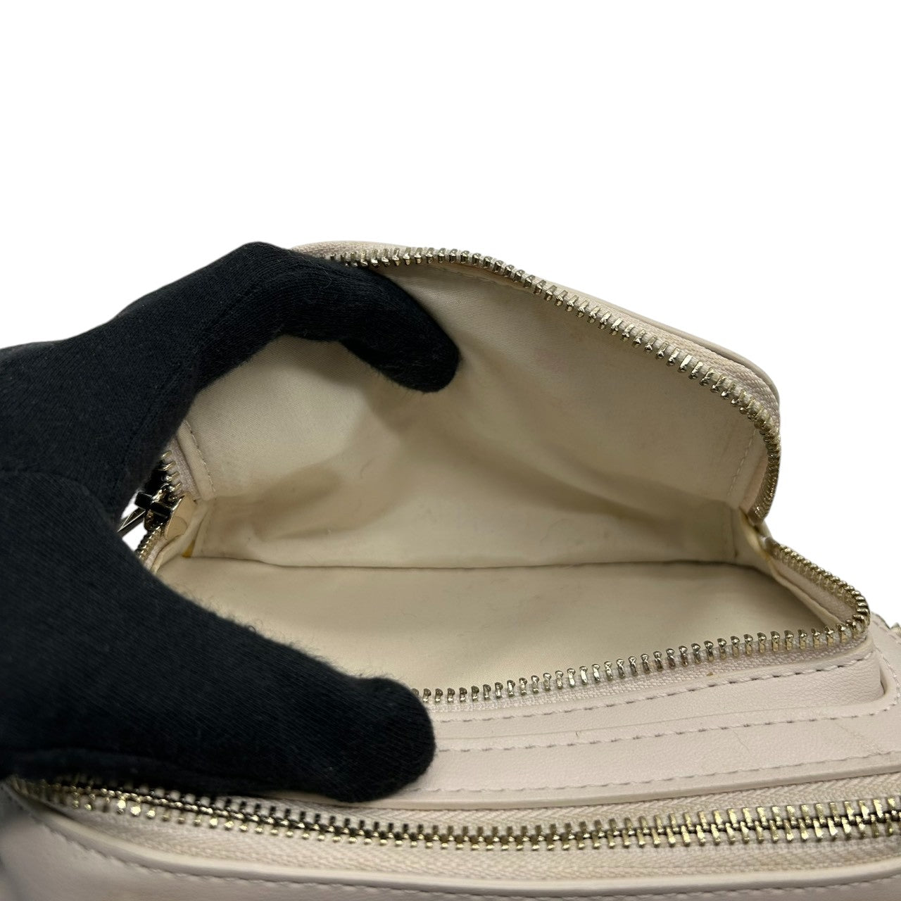 【美品】トミーヒルフィガー ショルダーバッグ レザー 本革 ホワイト THロゴ カメラバッグ ポシェット 斜め掛け可 レディース コンパクト ミニショルダー ゴールド金具 カジュアル スポーティー デイリーユース ワイドストラップ クリーニング済み s21