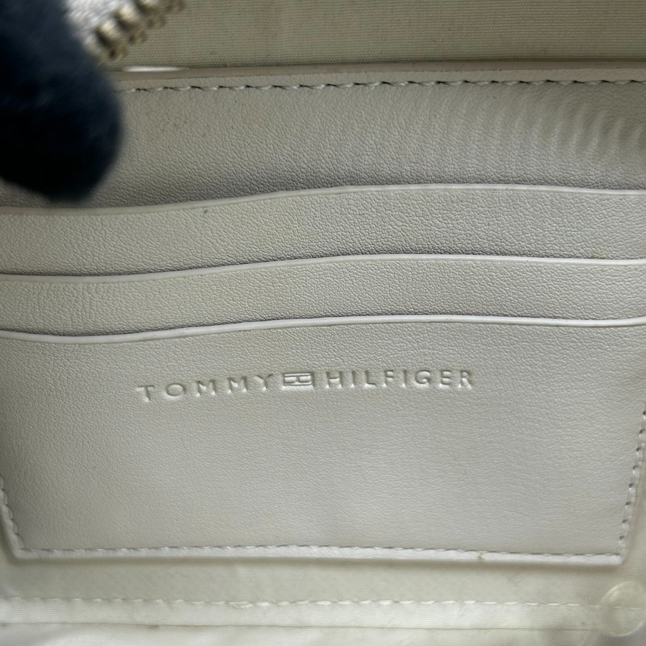 【美品】トミーヒルフィガー ショルダーバッグ レザー 本革 ホワイト THロゴ カメラバッグ ポシェット 斜め掛け可 レディース コンパクト ミニショルダー ゴールド金具 カジュアル スポーティー デイリーユース ワイドストラップ クリーニング済み s21