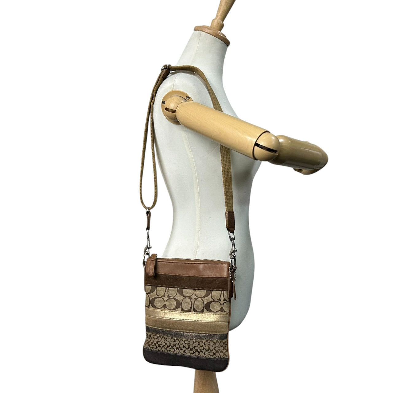 コーチ ショルダーバッグ シグネチャー ストライプ キャンバス レザー スエード ブラウン 斜め掛け可 ポシェット サコッシュ コンパクト 軽量 ミニショルダー レディース カジュアル チャーム付き スイングパック クリーニング済み s4