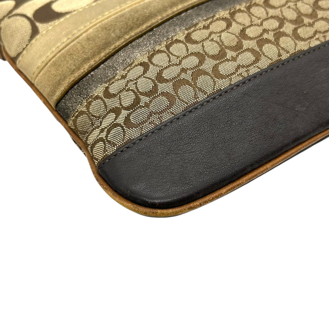 コーチ ショルダーバッグ シグネチャー ストライプ キャンバス レザー スエード ブラウン 斜め掛け可 ポシェット サコッシュ コンパクト 軽量 ミニショルダー レディース カジュアル チャーム付き スイングパック クリーニング済み s4