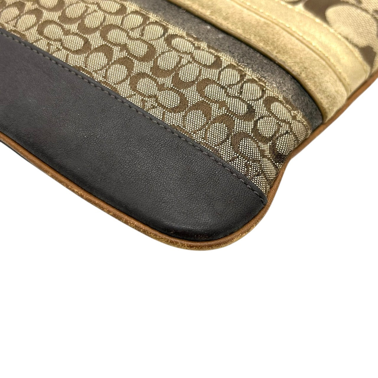 コーチ ショルダーバッグ シグネチャー ストライプ キャンバス レザー スエード ブラウン 斜め掛け可 ポシェット サコッシュ コンパクト 軽量 ミニショルダー レディース カジュアル チャーム付き スイングパック クリーニング済み s4