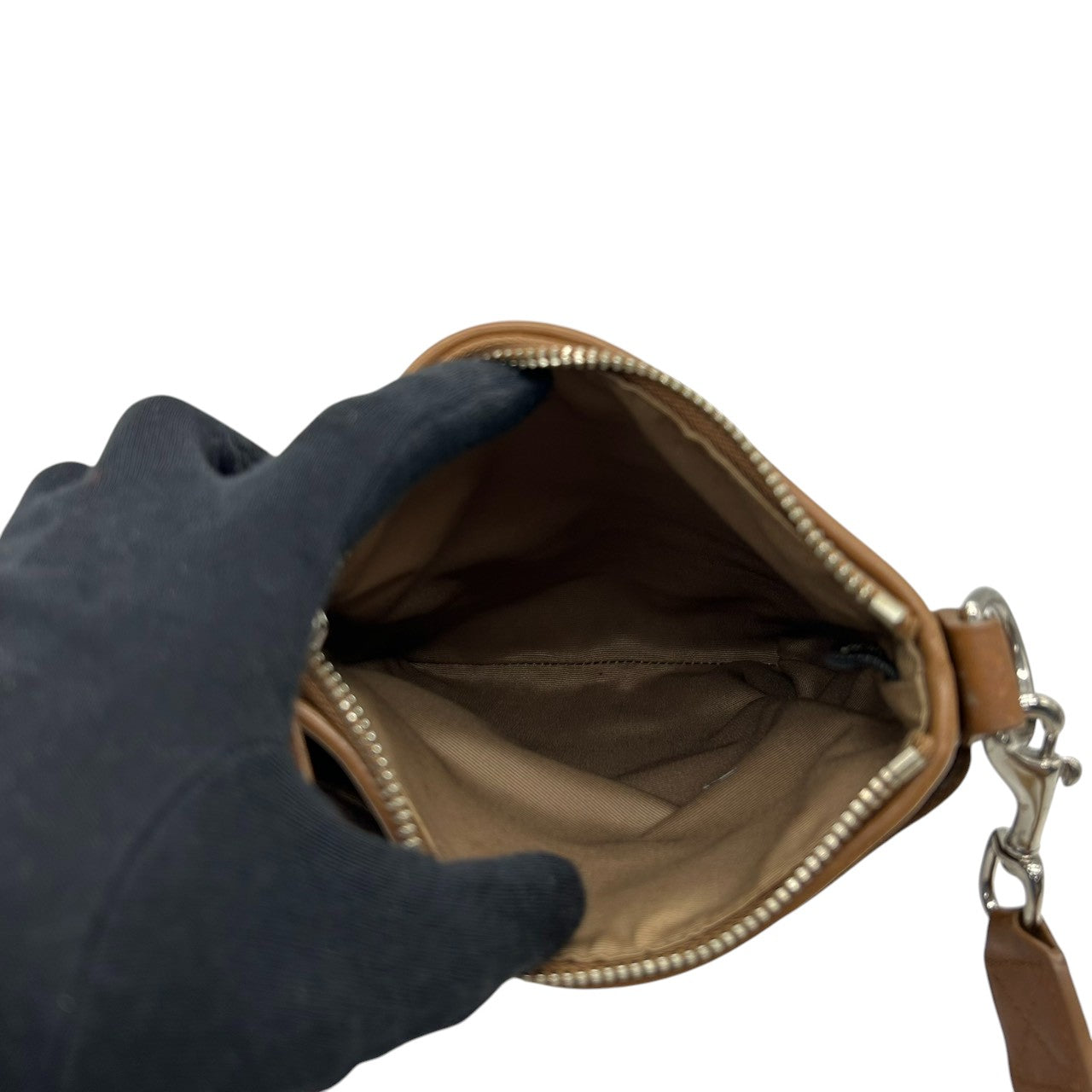 コーチ ショルダーバッグ シグネチャー ストライプ キャンバス レザー スエード ブラウン 斜め掛け可 ポシェット サコッシュ コンパクト 軽量 ミニショルダー レディース カジュアル チャーム付き スイングパック クリーニング済み s4