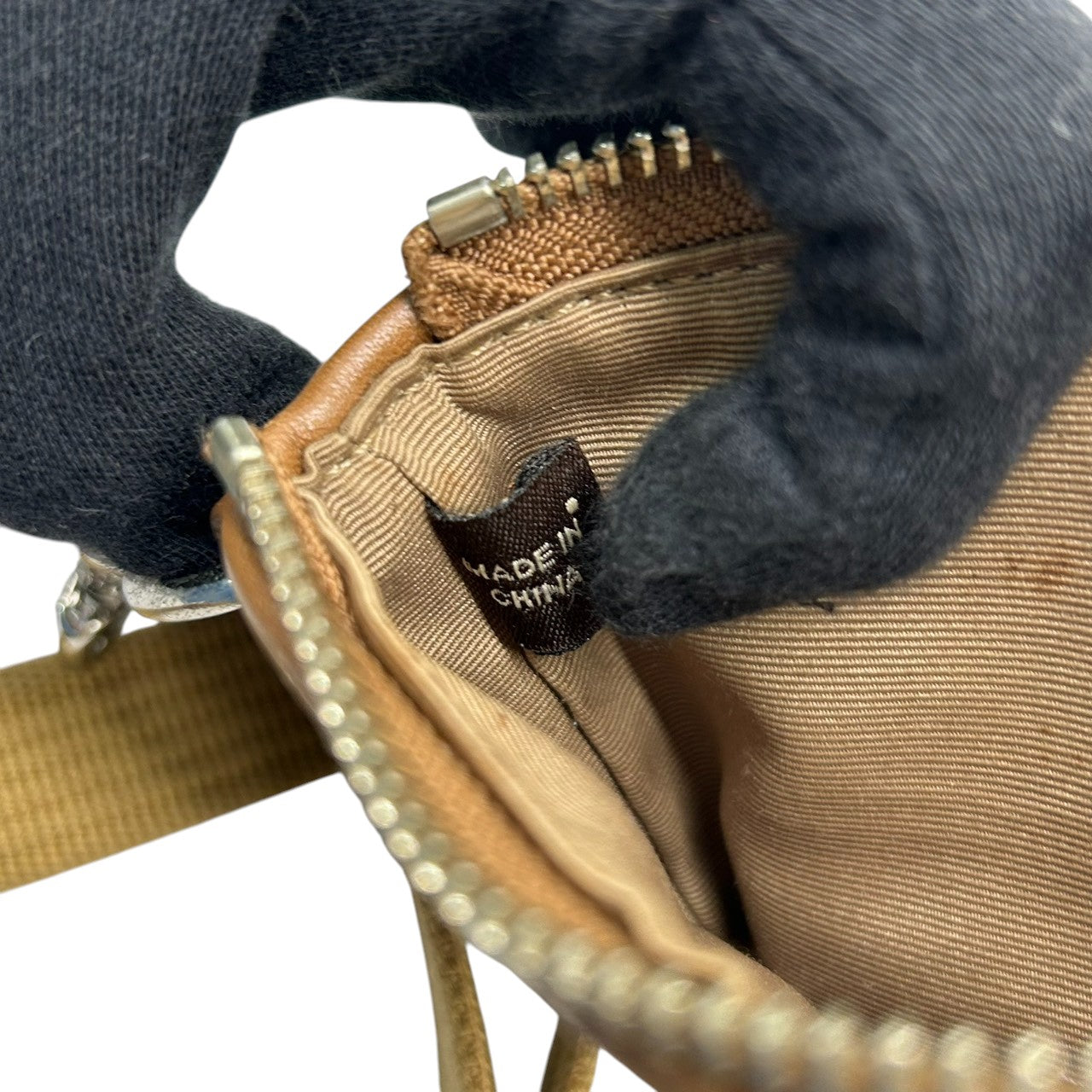 コーチ ショルダーバッグ シグネチャー ストライプ キャンバス レザー スエード ブラウン 斜め掛け可 ポシェット サコッシュ コンパクト 軽量 ミニショルダー レディース カジュアル チャーム付き スイングパック クリーニング済み s4