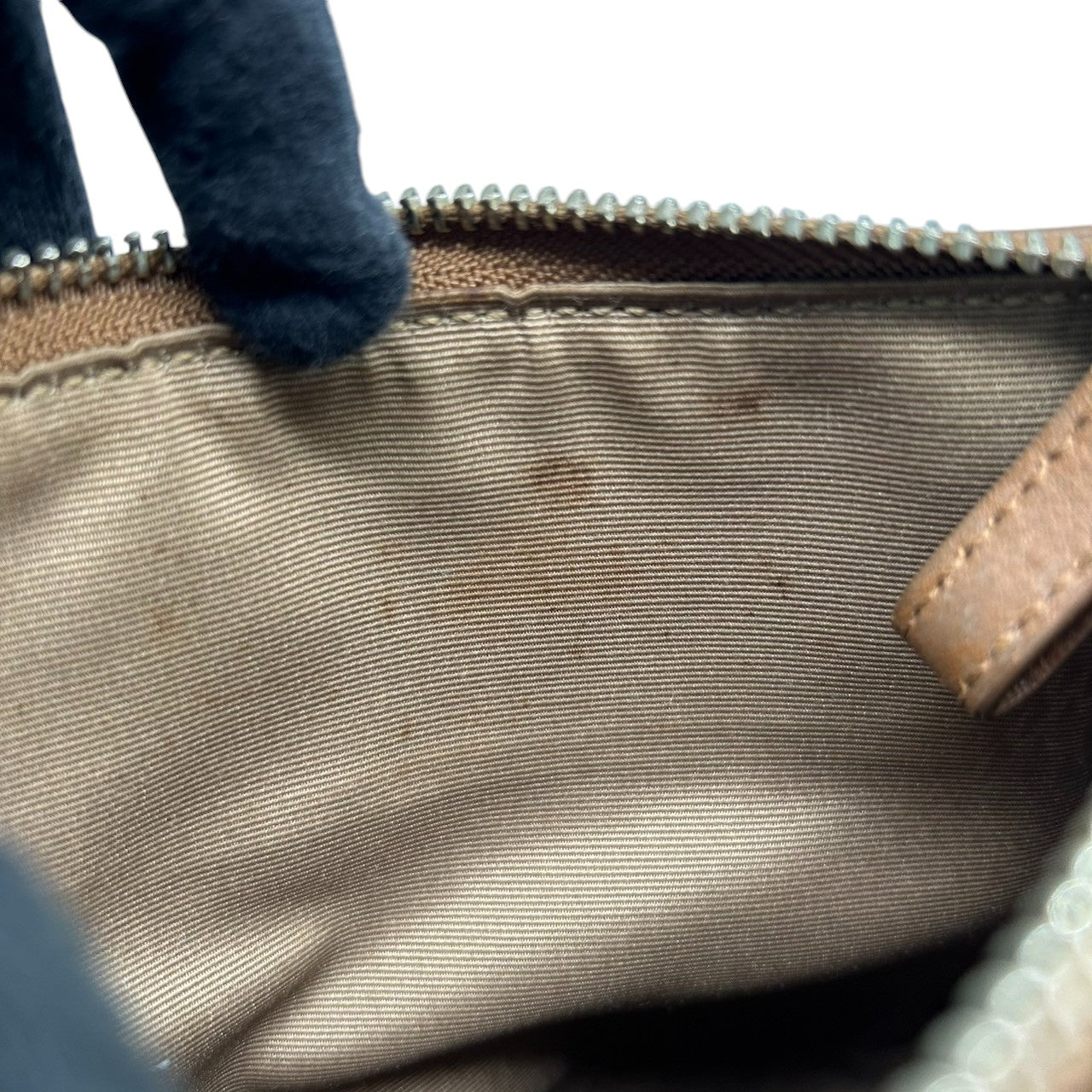 コーチ ショルダーバッグ シグネチャー ストライプ キャンバス レザー スエード ブラウン 斜め掛け可 ポシェット サコッシュ コンパクト 軽量 ミニショルダー レディース カジュアル チャーム付き スイングパック クリーニング済み s4