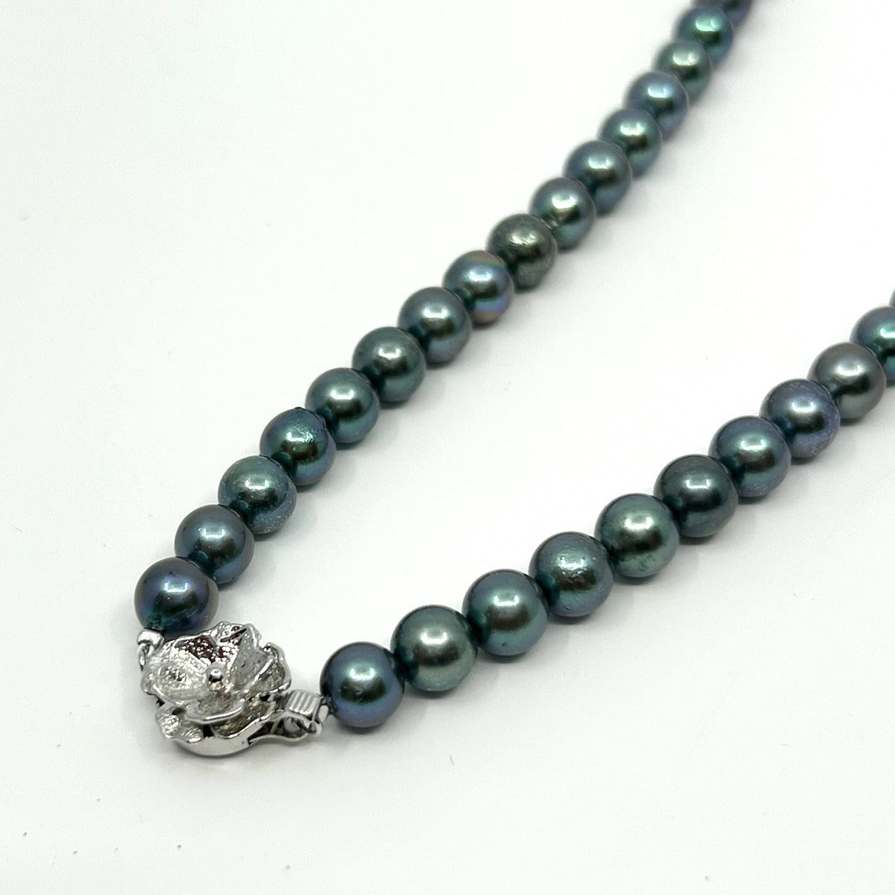 美品 本真珠 着色真珠 ブラックパール 一連ネックレス SILVER刻印 花 フラワー モチーフクラスプ グレーブラック系 パール 黒真珠 アクセサリー フォーマル 冠婚葬祭 I3