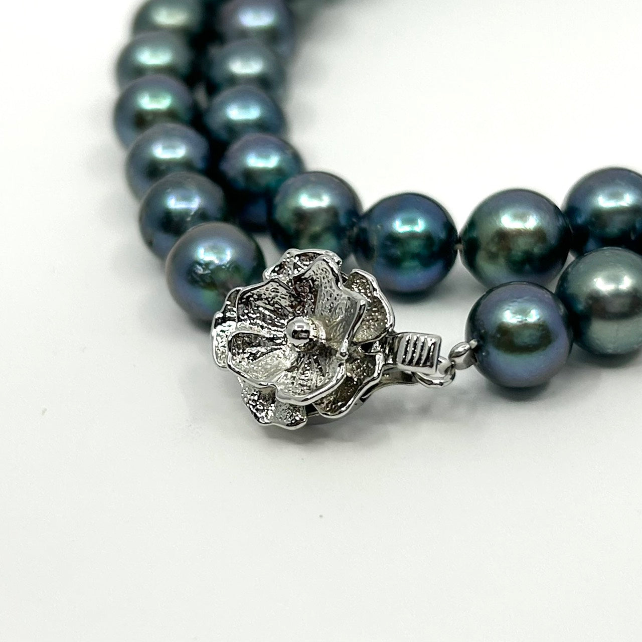 美品 本真珠 着色真珠 ブラックパール 一連ネックレス SILVER刻印 花 フラワー モチーフクラスプ グレーブラック系 パール 黒真珠 アクセサリー フォーマル 冠婚葬祭 I3