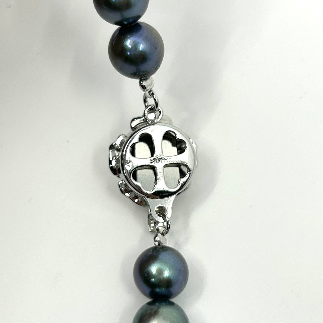 美品 本真珠 着色真珠 ブラックパール 一連ネックレス SILVER刻印 花 フラワー モチーフクラスプ グレーブラック系 パール 黒真珠 アクセサリー フォーマル 冠婚葬祭 I3