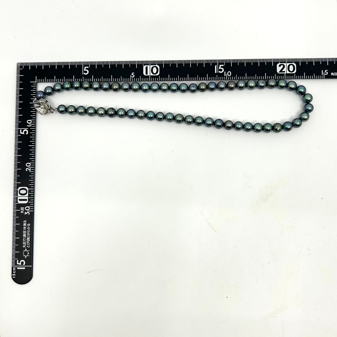 美品 本真珠 着色真珠 ブラックパール 一連ネックレス SILVER刻印 花 フラワー モチーフクラスプ グレーブラック系 パール 黒真珠 アクセサリー フォーマル 冠婚葬祭 I3