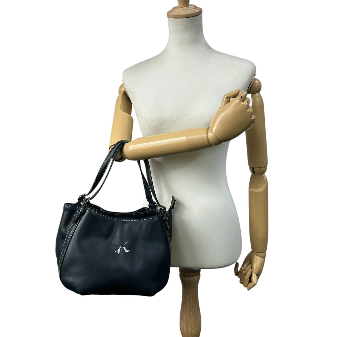 【美品】Kitamura キタムラ ハンドバッグ ショルダーバッグ ワンショルダー レザー Kロゴ ステッチ ネイビー 紺 シルバー金具 レディース エレガント 上品 フォーマル カジュアル 通勤 自立可 G3