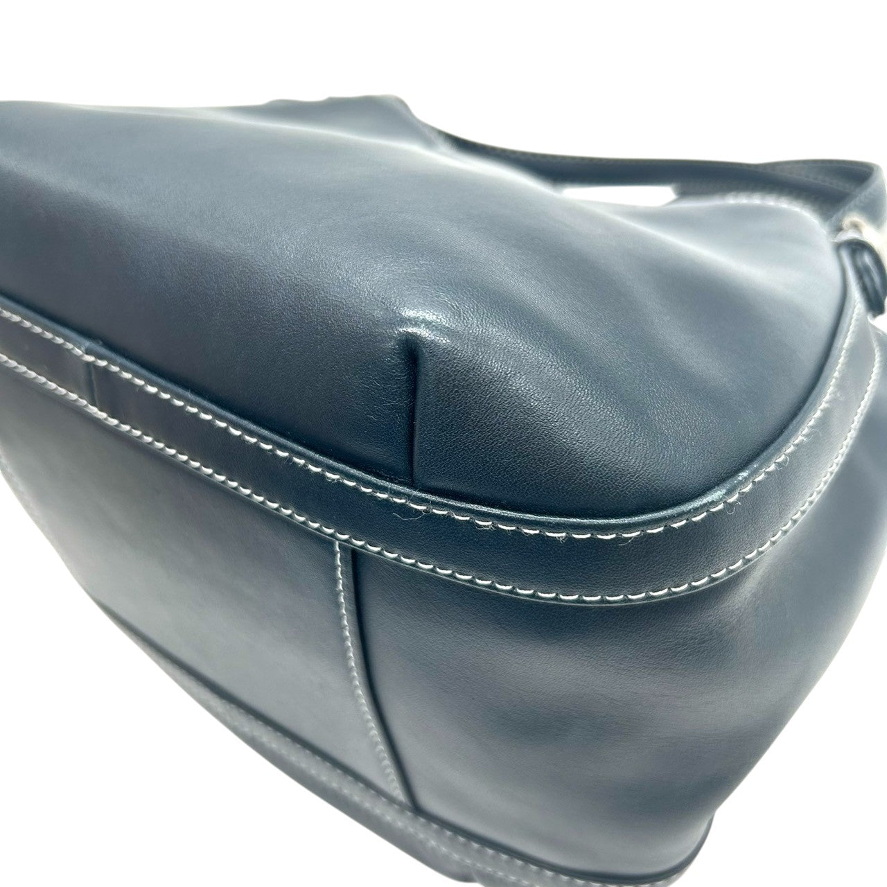 【美品】Kitamura キタムラ ハンドバッグ ショルダーバッグ ワンショルダー レザー Kロゴ ステッチ ネイビー 紺 シルバー金具 レディース エレガント 上品 フォーマル カジュアル 通勤 自立可 G3