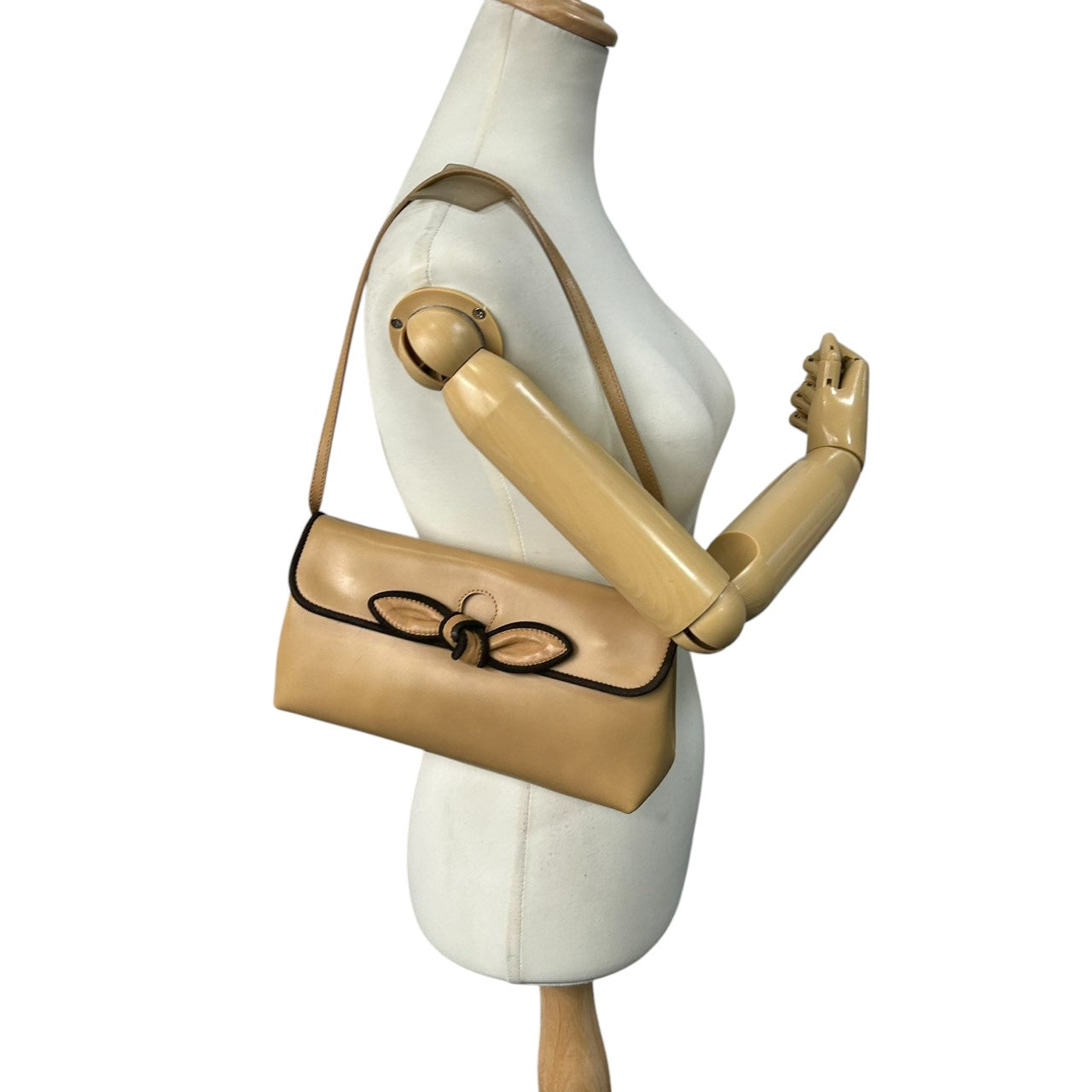 美品 フルラ FURLA ショルダーバッグ レザー ベージュ リボン 斜め掛け可 ワンショルダー エレガント 上品 イタリア製 フォーマル カジュアル デイリーユース シンプル クラシック レディース 大人 スタイリッシュ 自立可 U2