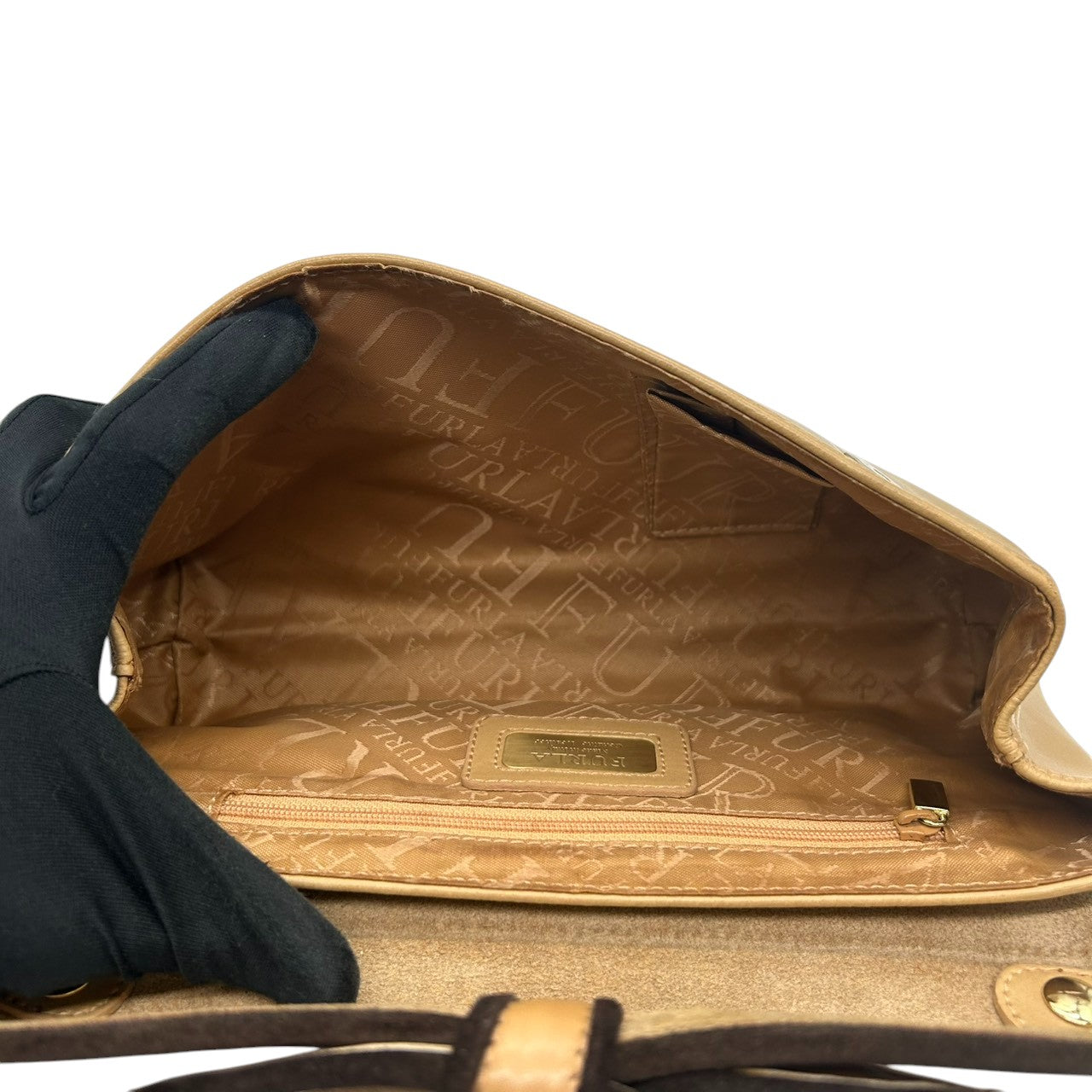 美品 フルラ FURLA ショルダーバッグ レザー ベージュ リボン 斜め掛け可 ワンショルダー エレガント 上品 イタリア製 フォーマル カジュアル デイリーユース シンプル クラシック レディース 大人 スタイリッシュ 自立可 U2