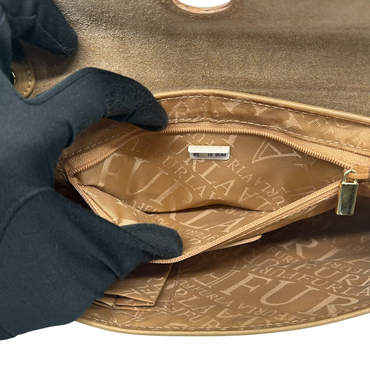 美品 フルラ FURLA ショルダーバッグ レザー ベージュ リボン 斜め掛け可 ワンショルダー エレガント 上品 イタリア製 フォーマル カジュアル デイリーユース シンプル クラシック レディース 大人 スタイリッシュ 自立可 U2