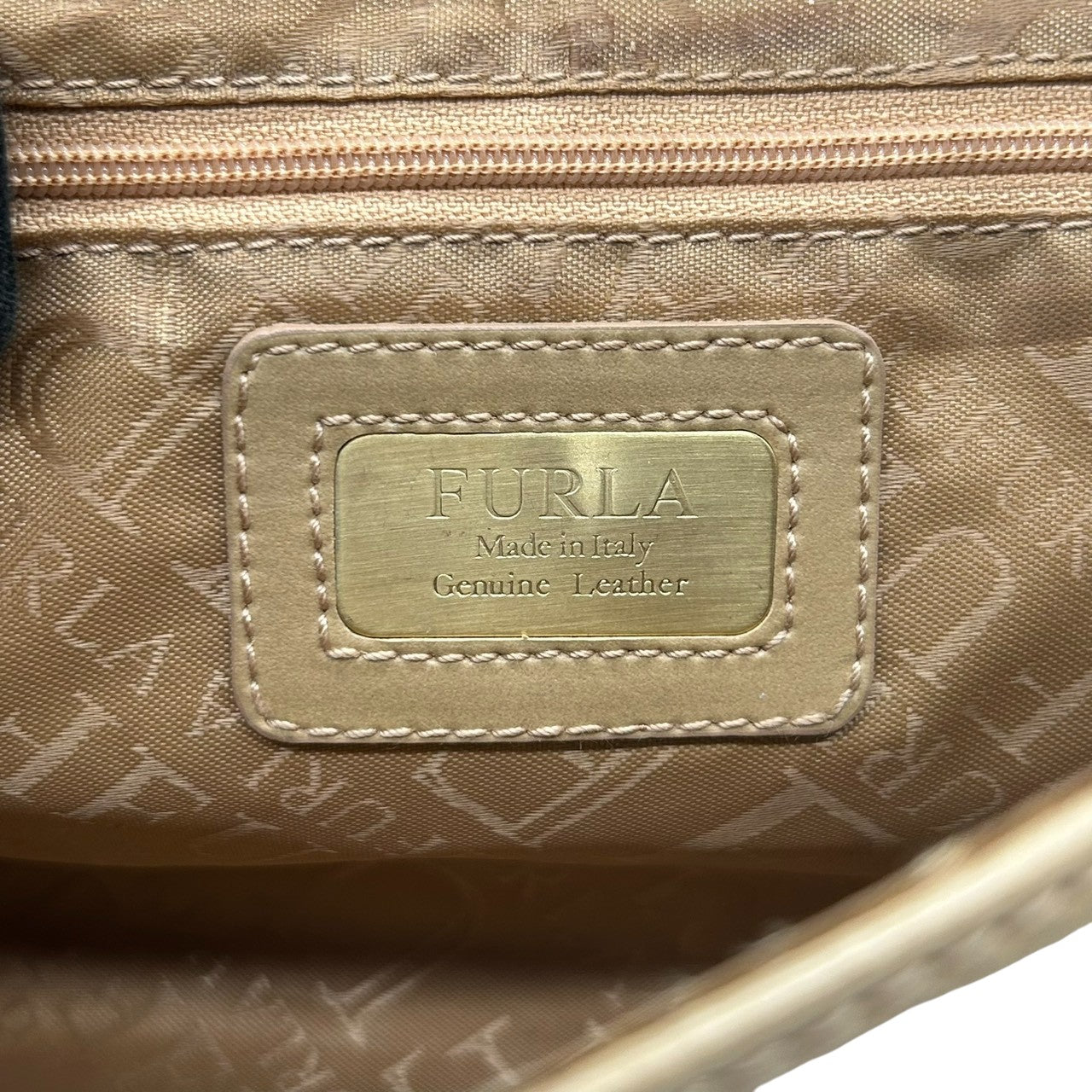 美品 フルラ FURLA ショルダーバッグ レザー ベージュ リボン 斜め掛け可 ワンショルダー エレガント 上品 イタリア製 フォーマル カジュアル デイリーユース シンプル クラシック レディース 大人 スタイリッシュ 自立可 U2