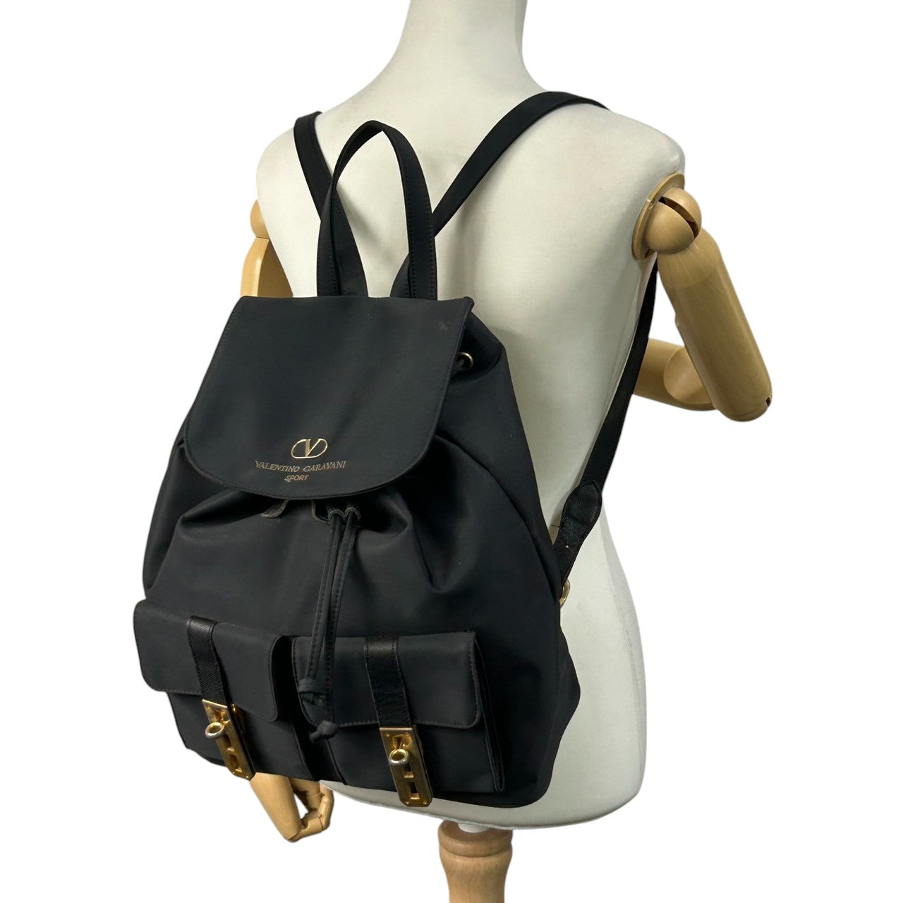 ヴァレンティノ ガラヴァーニ SPORT リュック デイパック ナイロン レザー ブラック Vロゴ 巾着式 ダブルポケット ゴールド金具 A4可 大容量 軽量 レディース メンズ ユニセックス 通勤 通学 旅行 エレガント s52
