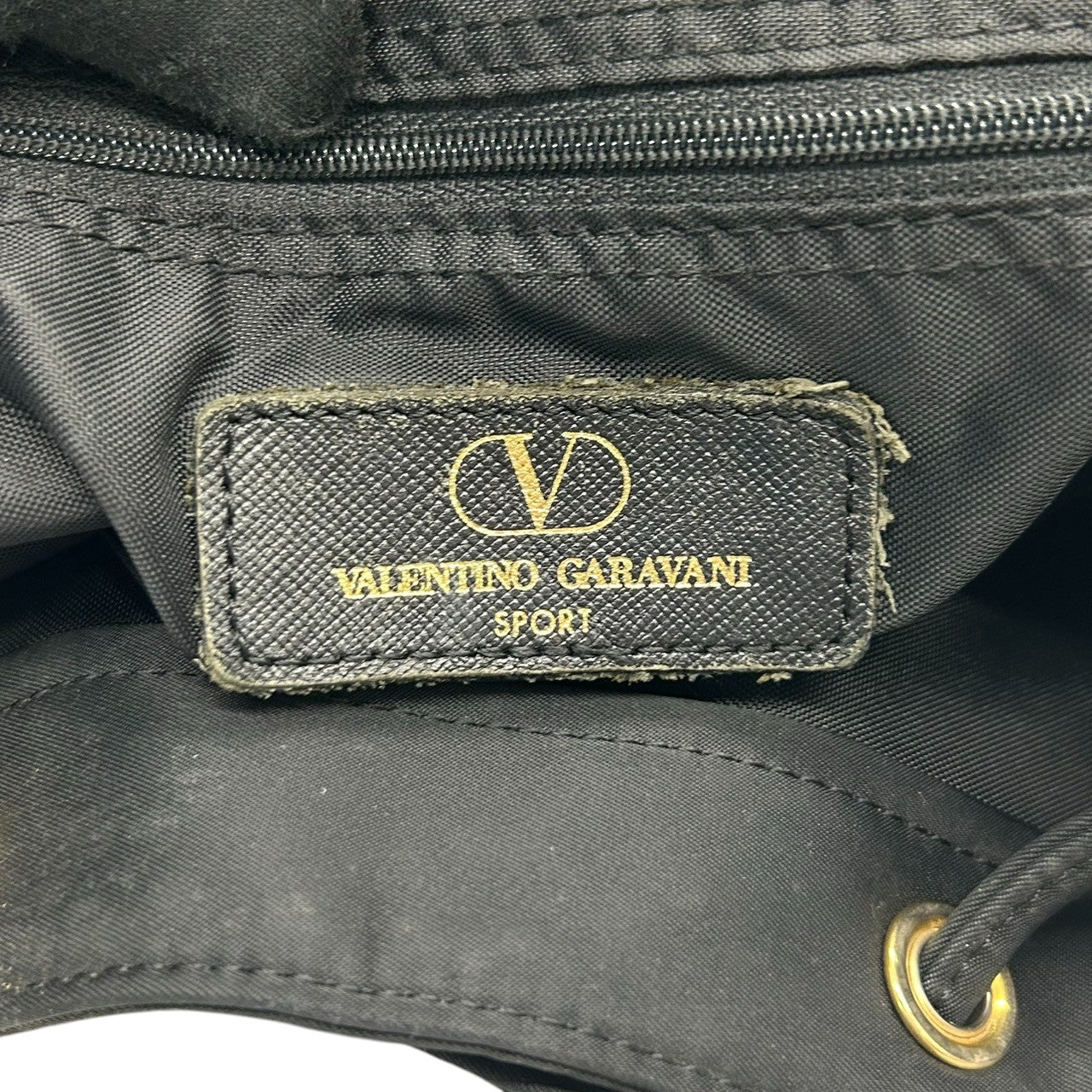 ヴァレンティノ ガラヴァーニ SPORT リュック デイパック ナイロン レザー ブラック Vロゴ 巾着式 ダブルポケット ゴールド金具 A4可 大容量 軽量 レディース メンズ ユニセックス 通勤 通学 旅行 エレガント s52