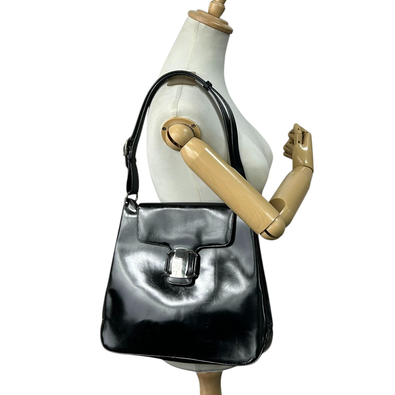 サルヴァトーレフェラガモ ショルダーバッグ ワンショルダー ヴァラプレート レザー 本革 ブラック 黒 シルバー金具 A4収納可 レディース 通勤 ビジネス フォーマル エレガント イタリア製 Salvatore Ferragamo s52