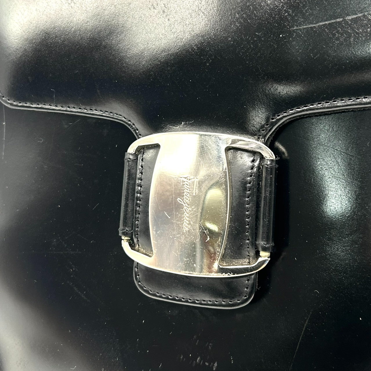 サルヴァトーレフェラガモ ショルダーバッグ ワンショルダー ヴァラプレート レザー 本革 ブラック 黒 シルバー金具 A4収納可 レディース 通勤 ビジネス フォーマル エレガント イタリア製 Salvatore Ferragamo s52