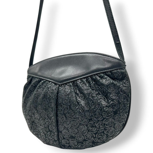 【美品】印傳屋 ショルダーバッグ ポシェット 斜め掛け可 薔薇 バラ ローズ 総柄 型押し PVC レザー ブラック 黒 レディース 伝統工芸 甲州印伝 軽量 コンパクト エレガント 上品 和装 洋装 日本製 s84