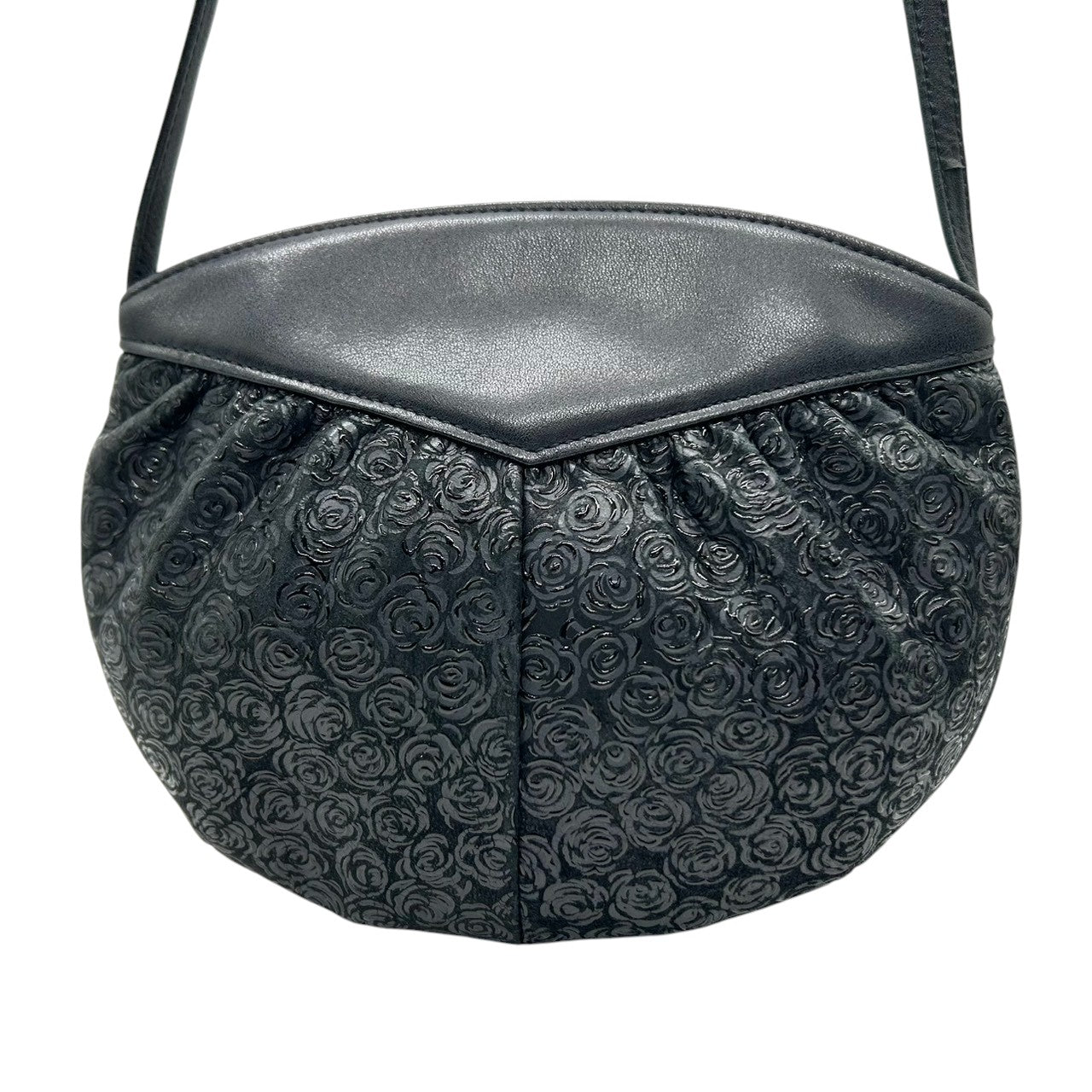 【美品】印傳屋 ショルダーバッグ ポシェット 斜め掛け可 薔薇 バラ ローズ 総柄 型押し PVC レザー ブラック 黒 レディース 伝統工芸 甲州印伝 軽量 コンパクト エレガント 上品 和装 洋装 日本製 s84