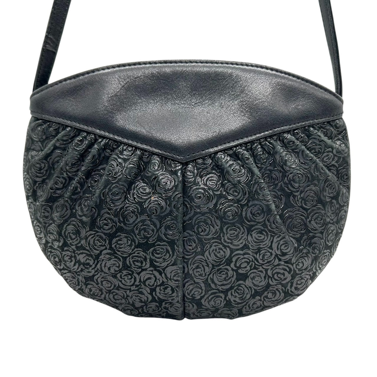 【美品】印傳屋 ショルダーバッグ ポシェット 斜め掛け可 薔薇 バラ ローズ 総柄 型押し PVC レザー ブラック 黒 レディース 伝統工芸 甲州印伝 軽量 コンパクト エレガント 上品 和装 洋装 日本製 s84