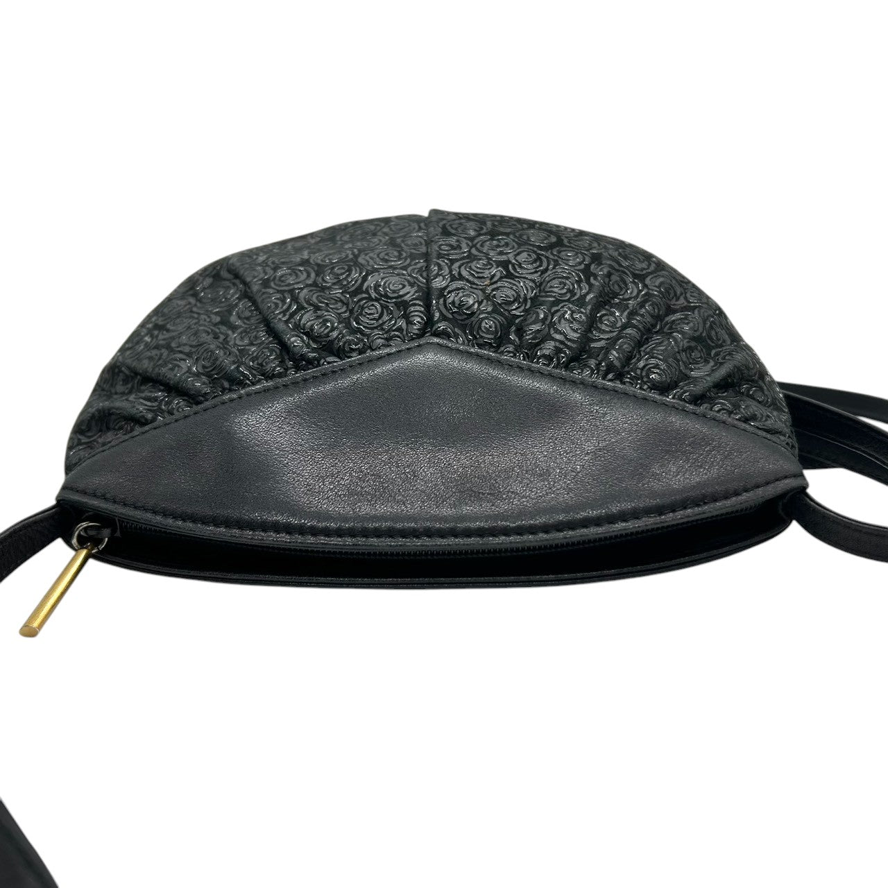 【美品】印傳屋 ショルダーバッグ ポシェット 斜め掛け可 薔薇 バラ ローズ 総柄 型押し PVC レザー ブラック 黒 レディース 伝統工芸 甲州印伝 軽量 コンパクト エレガント 上品 和装 洋装 日本製 s84