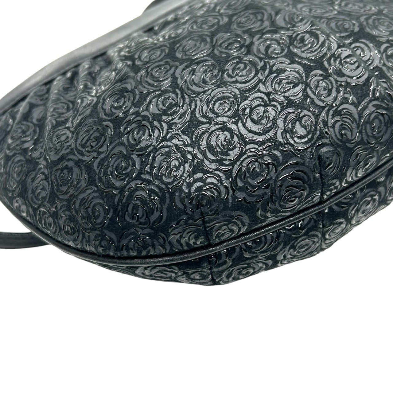 【美品】印傳屋 ショルダーバッグ ポシェット 斜め掛け可 薔薇 バラ ローズ 総柄 型押し PVC レザー ブラック 黒 レディース 伝統工芸 甲州印伝 軽量 コンパクト エレガント 上品 和装 洋装 日本製 s84