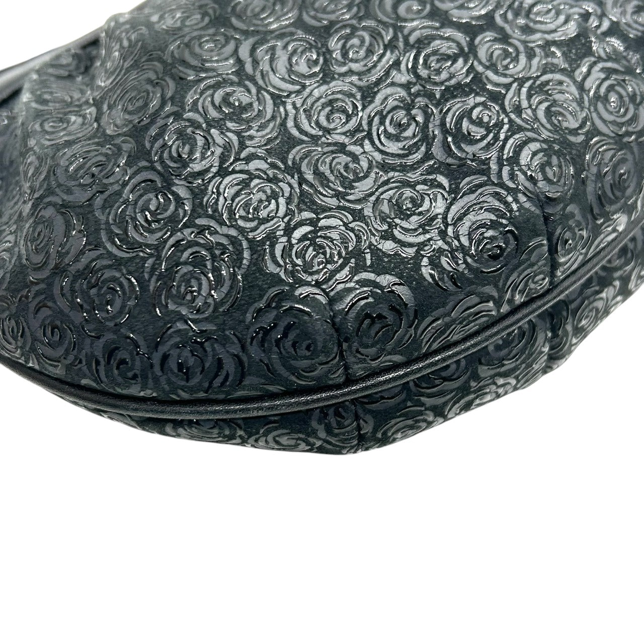 【美品】印傳屋 ショルダーバッグ ポシェット 斜め掛け可 薔薇 バラ ローズ 総柄 型押し PVC レザー ブラック 黒 レディース 伝統工芸 甲州印伝 軽量 コンパクト エレガント 上品 和装 洋装 日本製 s84