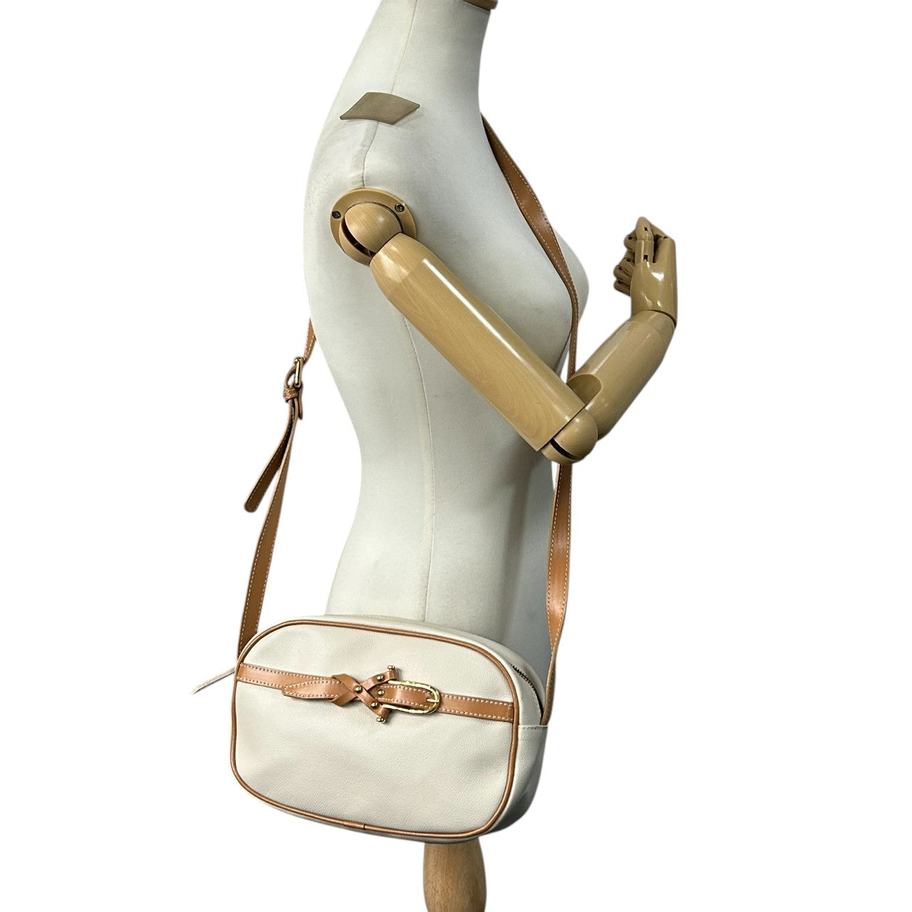 レリアン ショルダーバッグ カメラバッグ 斜め掛け可 本革 レザー バイカラー ホワイト ブラウン ベルトモチーフ ステッチ ゴールド金具 レディース 高級 エレガント 上品 大人可愛い キレイめ カジュアル イタリア製 Leilian s84