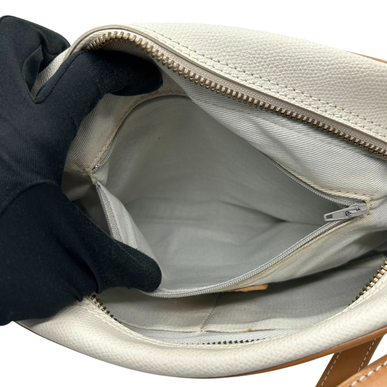 レリアン ショルダーバッグ カメラバッグ 斜め掛け可 本革 レザー バイカラー ホワイト ブラウン ベルトモチーフ ステッチ ゴールド金具 レディース 高級 エレガント 上品 大人可愛い キレイめ カジュアル イタリア製 Leilian s84