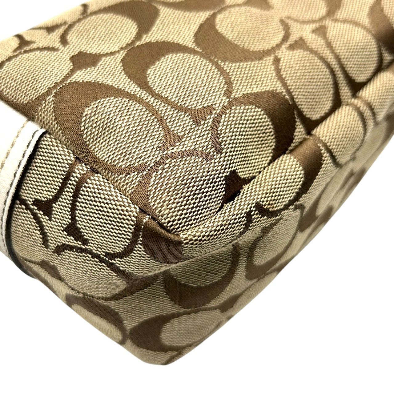 【極美品】COACH コーチ アクセサリーポーチ ハンドバッグ シグネチャー ターンロック キャンバス レザー ブラウン ホワイト レディース コンパクト 可愛い おしゃれ 小物入れ コスメポーチ お出かけ ミニバッグ s84