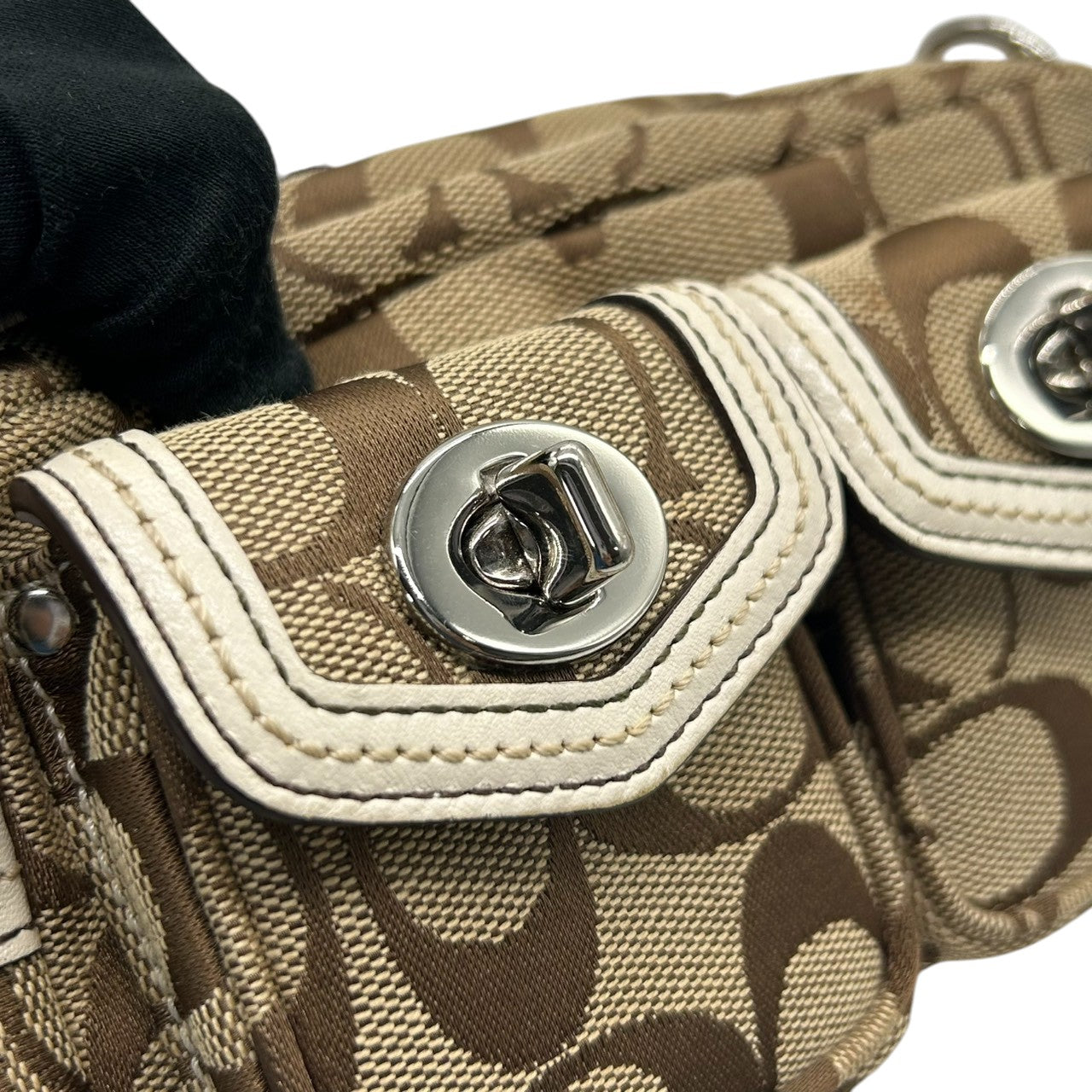 【極美品】COACH コーチ アクセサリーポーチ ハンドバッグ シグネチャー ターンロック キャンバス レザー ブラウン ホワイト レディース コンパクト 可愛い おしゃれ 小物入れ コスメポーチ お出かけ ミニバッグ s84