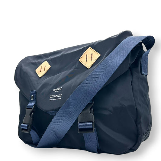 【未使用級／タグ付】アネロ ショルダーバッグ メッセンジャーバッグ 斜め掛け可 ナイロン ネイビー A4可 大容量 軽量 フラップ メンズ レディース ユニセックス 通勤 通学 旅行 カジュアル シンプル おしゃれ 人気モデル anello s79