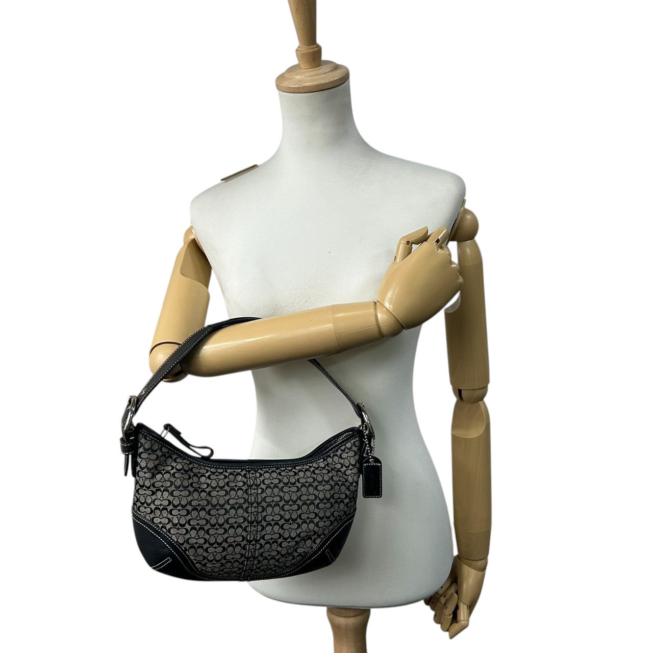 【美品】COACH コーチ ハンドバッグ アクセサリーポーチ ワンショルダー ミニシグネチャー キャンバス レザー 本革 ブラック 黒 レディース 肩掛け コンパクト 軽量 クラシック エレガント デイリーユース 定番人気モデル 6351 s83