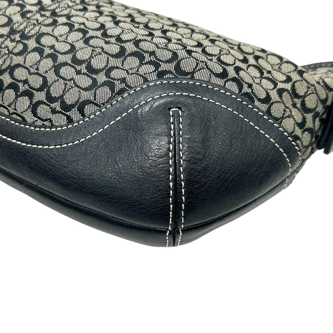 【美品】COACH コーチ ハンドバッグ アクセサリーポーチ ワンショルダー ミニシグネチャー キャンバス レザー 本革 ブラック 黒 レディース 肩掛け コンパクト 軽量 クラシック エレガント デイリーユース 定番人気モデル 6351 s83