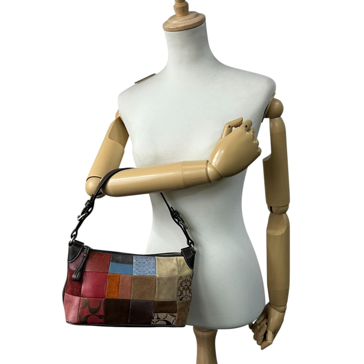 コーチ ハンドバッグ ワンショルダーバッグ パッチワーク シグネチャー スエード レザー キャンバス マルチカラー レディース 肩掛け コンパクト ヴィンテージ オールドコーチ クラシック 個性的 希少デザイン COACH 8T97 s83