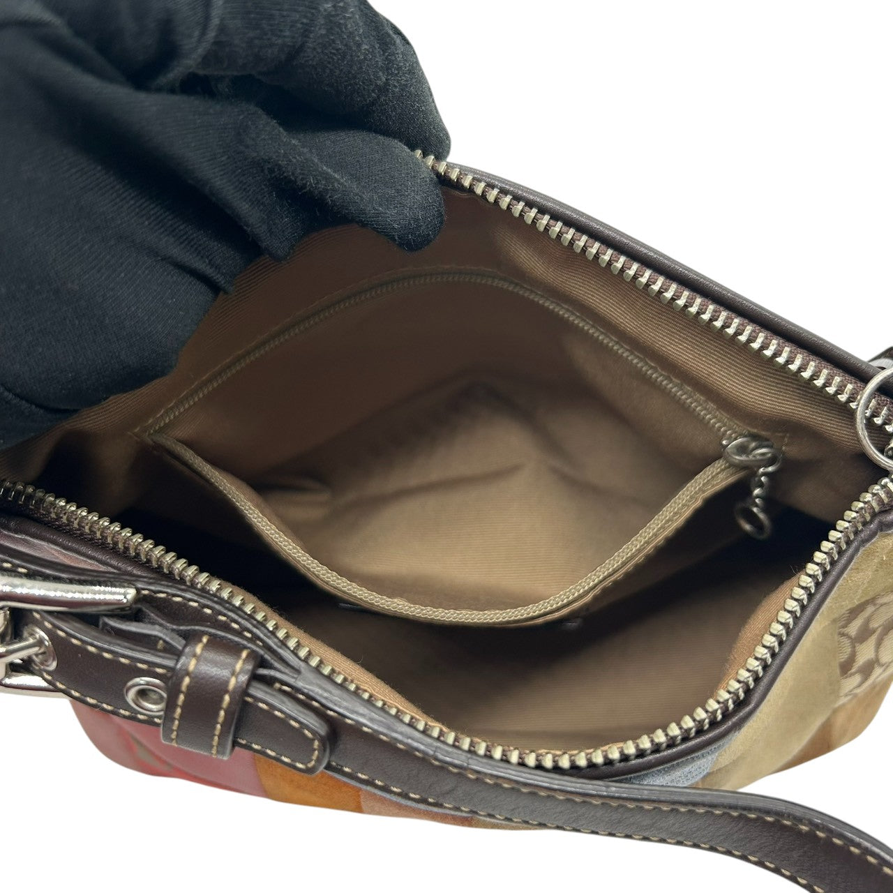 コーチ ハンドバッグ ワンショルダーバッグ パッチワーク シグネチャー スエード レザー キャンバス マルチカラー レディース 肩掛け コンパクト ヴィンテージ オールドコーチ クラシック 個性的 希少デザイン COACH 8T97 s83