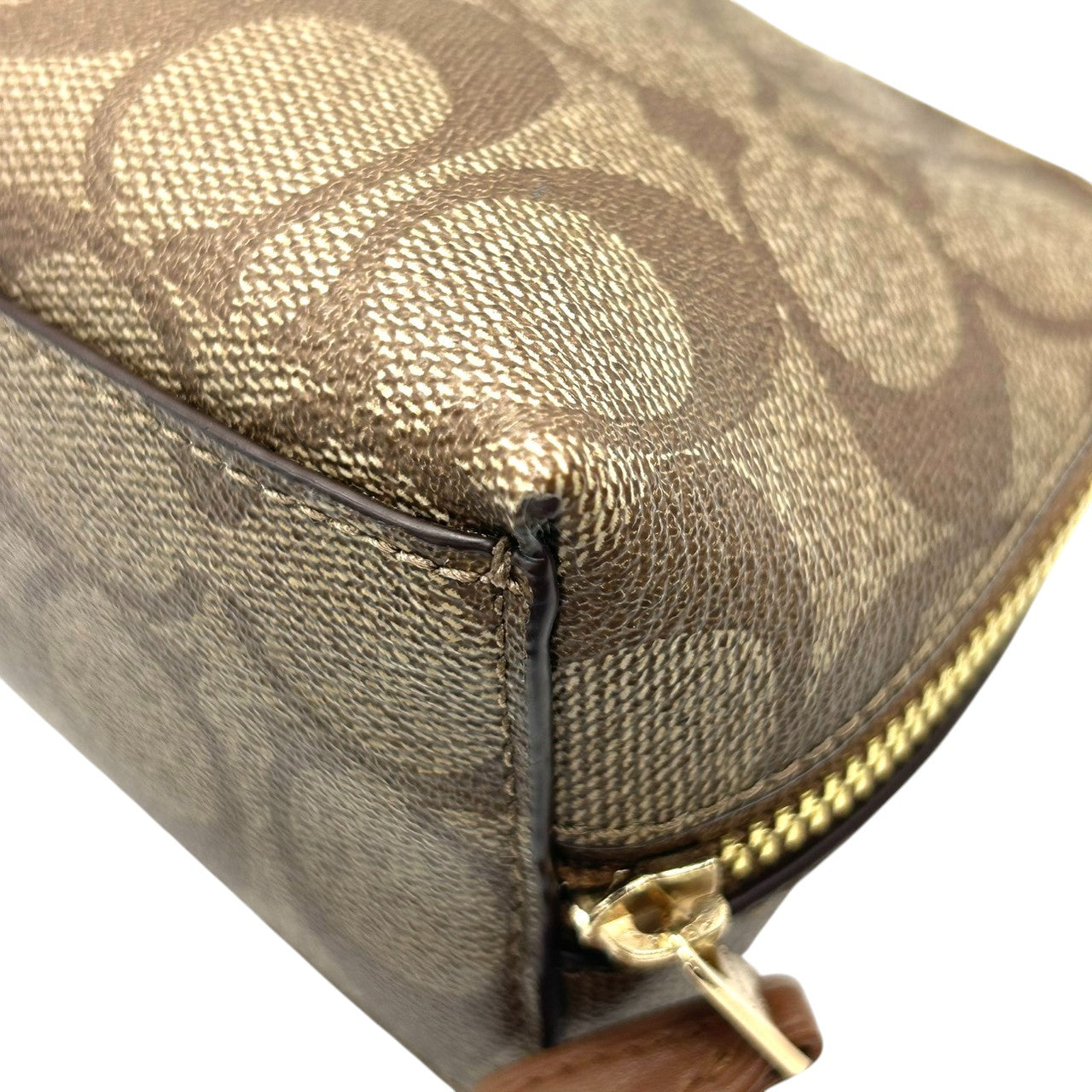 【美品】COACH コーチ ポーチ 化粧ポーチ コスメポーチ シグネチャー Cロゴ 総柄 PVC ブラウン 舟形 小物入れ トラベル バッグインバッグ レディース 定番人気 コンパクト 軽量 おしゃれ 大人可愛い F53385 s83