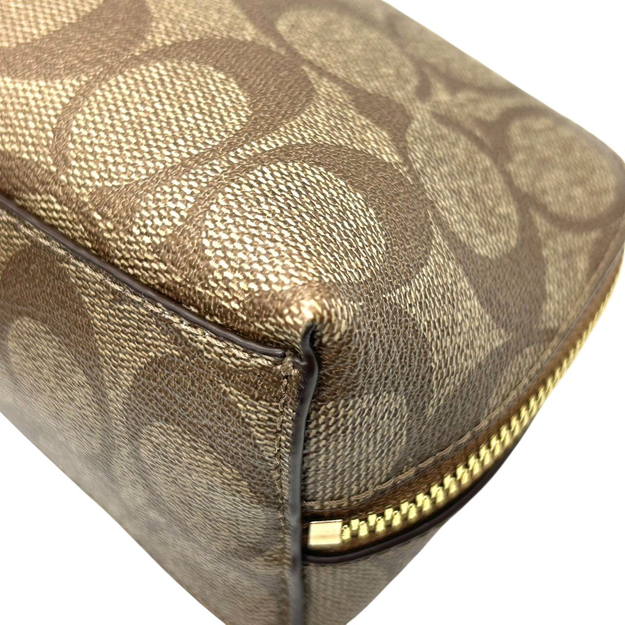 【美品】COACH コーチ ポーチ 化粧ポーチ コスメポーチ シグネチャー Cロゴ 総柄 PVC ブラウン 舟形 小物入れ トラベル バッグインバッグ レディース 定番人気 コンパクト 軽量 おしゃれ 大人可愛い F53385 s83