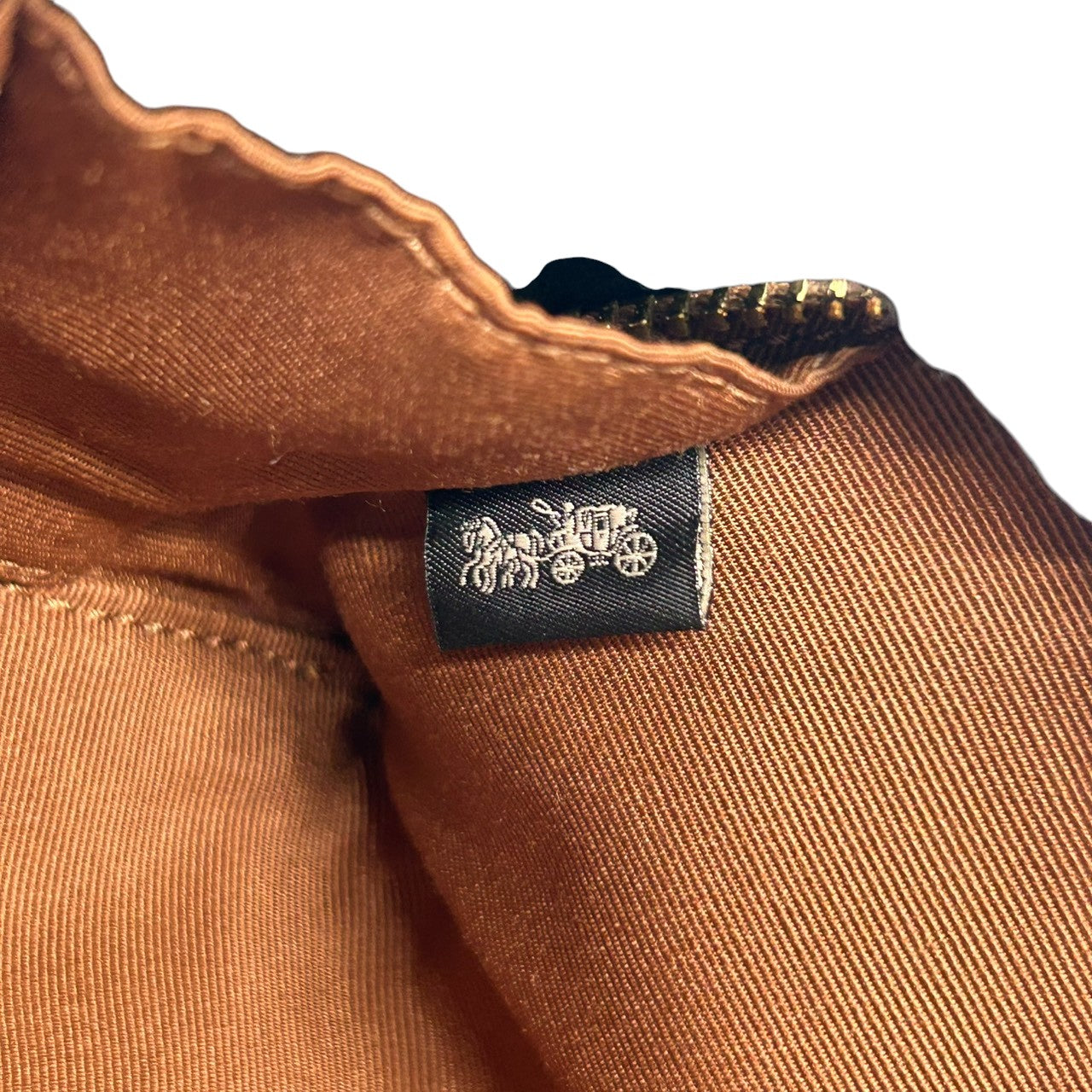 【美品】COACH コーチ ポーチ 化粧ポーチ コスメポーチ シグネチャー Cロゴ 総柄 PVC ブラウン 舟形 小物入れ トラベル バッグインバッグ レディース 定番人気 コンパクト 軽量 おしゃれ 大人可愛い F53385 s83